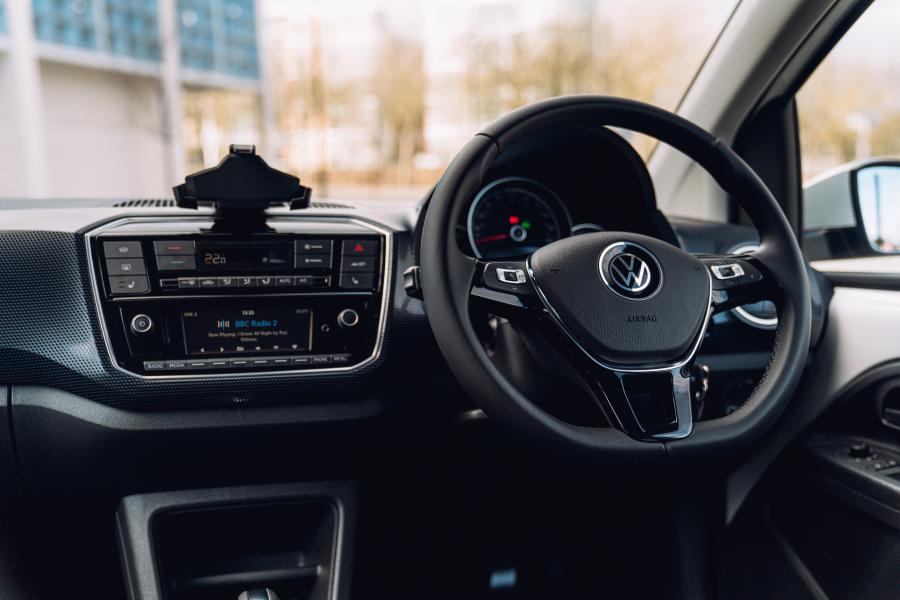 Торпедо Volkswagen e-up! 2020 года  (UK) (фото 11 из 40)